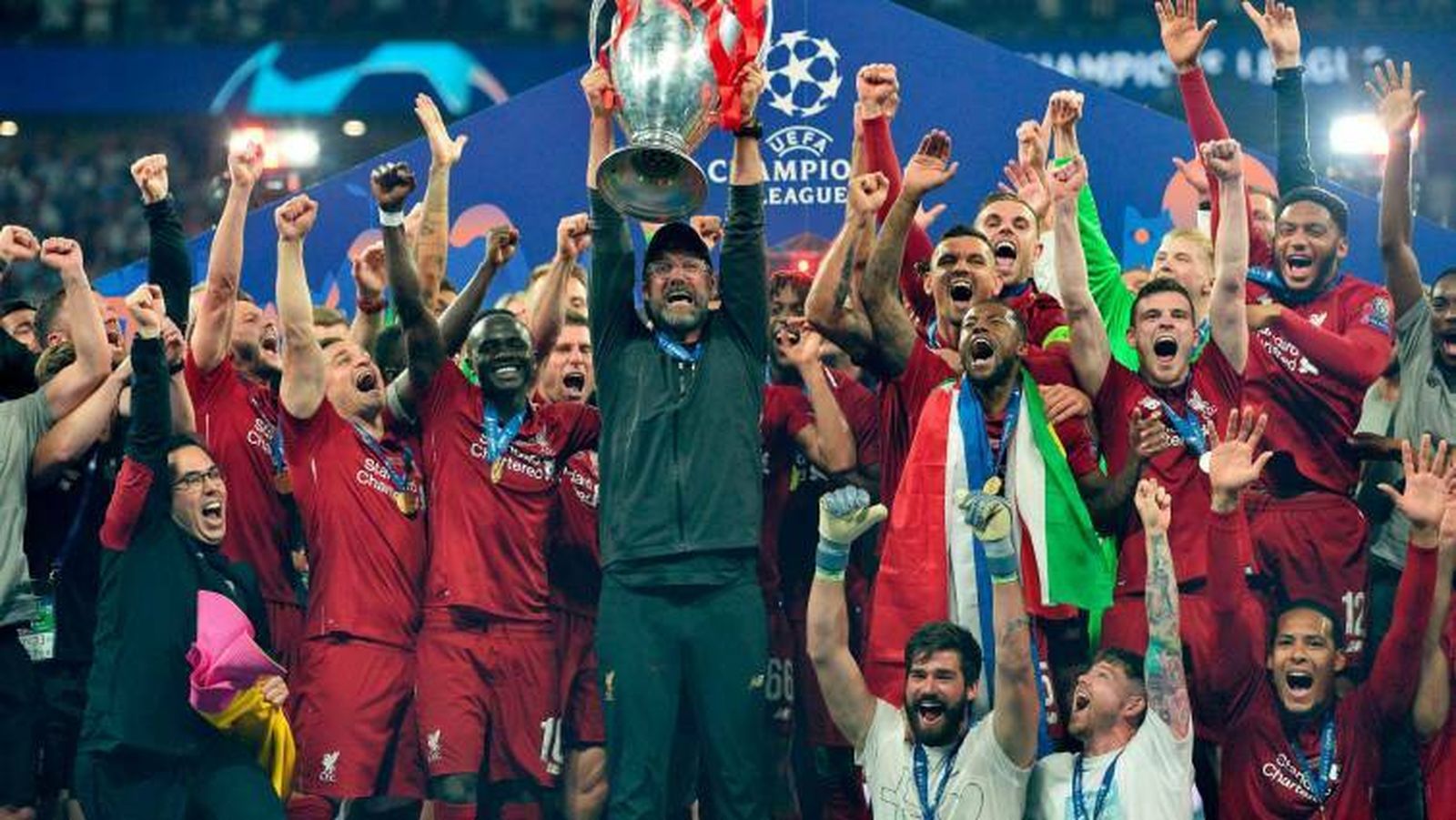 José Luis Rodríguez, con el capote en la celebración del Liverpool.