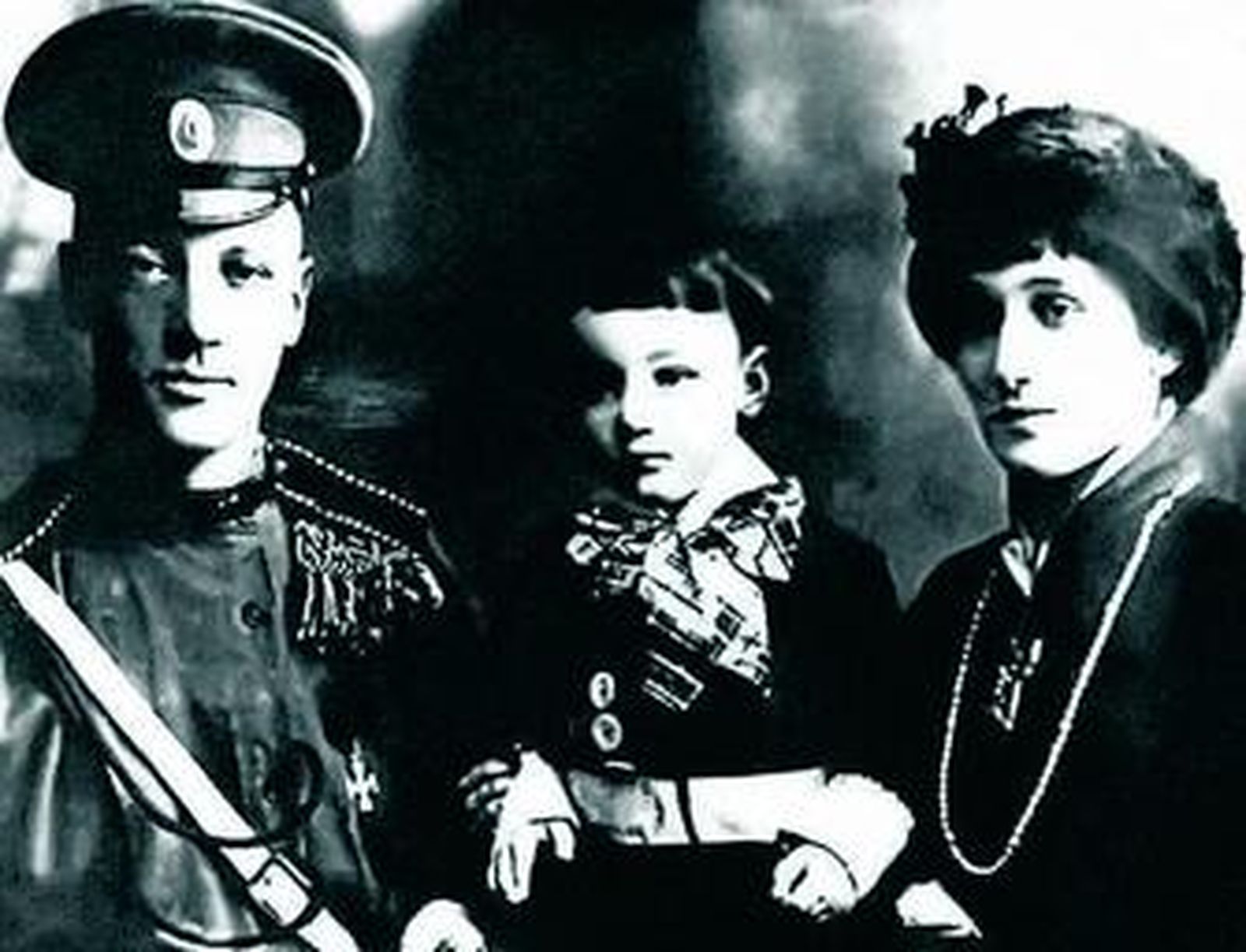 1. El fundador del Taller de los Poetas Nikolái Gumiliov (1886-1921) y Anna Ajmátova (1889-1966), cuya 'Prosa' acaba de publicar la editorial Nevsky Prospects, con el hijo de ambos, Lev. 2. Ósip Mandelstam (1891-1938), íntimo amigo de Ajmátova y compañero en la aventura acmeísta. 3. Aleksandr Blok (1880-1921), adscrito a la órbita del simbolismo.