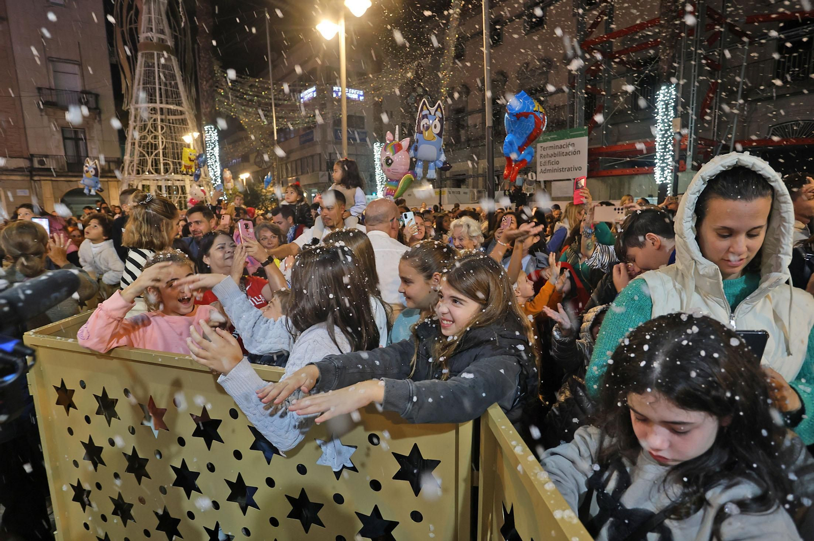 Imágenes de la nevada y alumbrado navideño en Huelva
