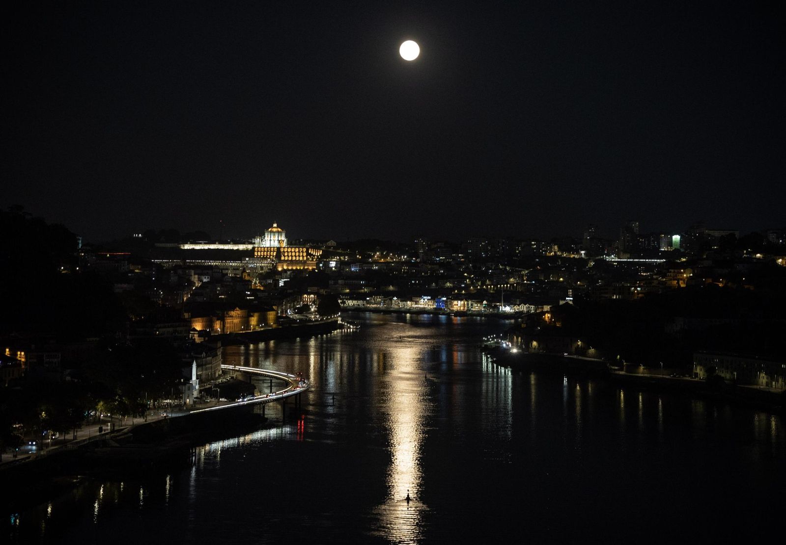 La Superluna azul captada en diferentes partes del planeta: un disfrute visual de la Luna del Esturión