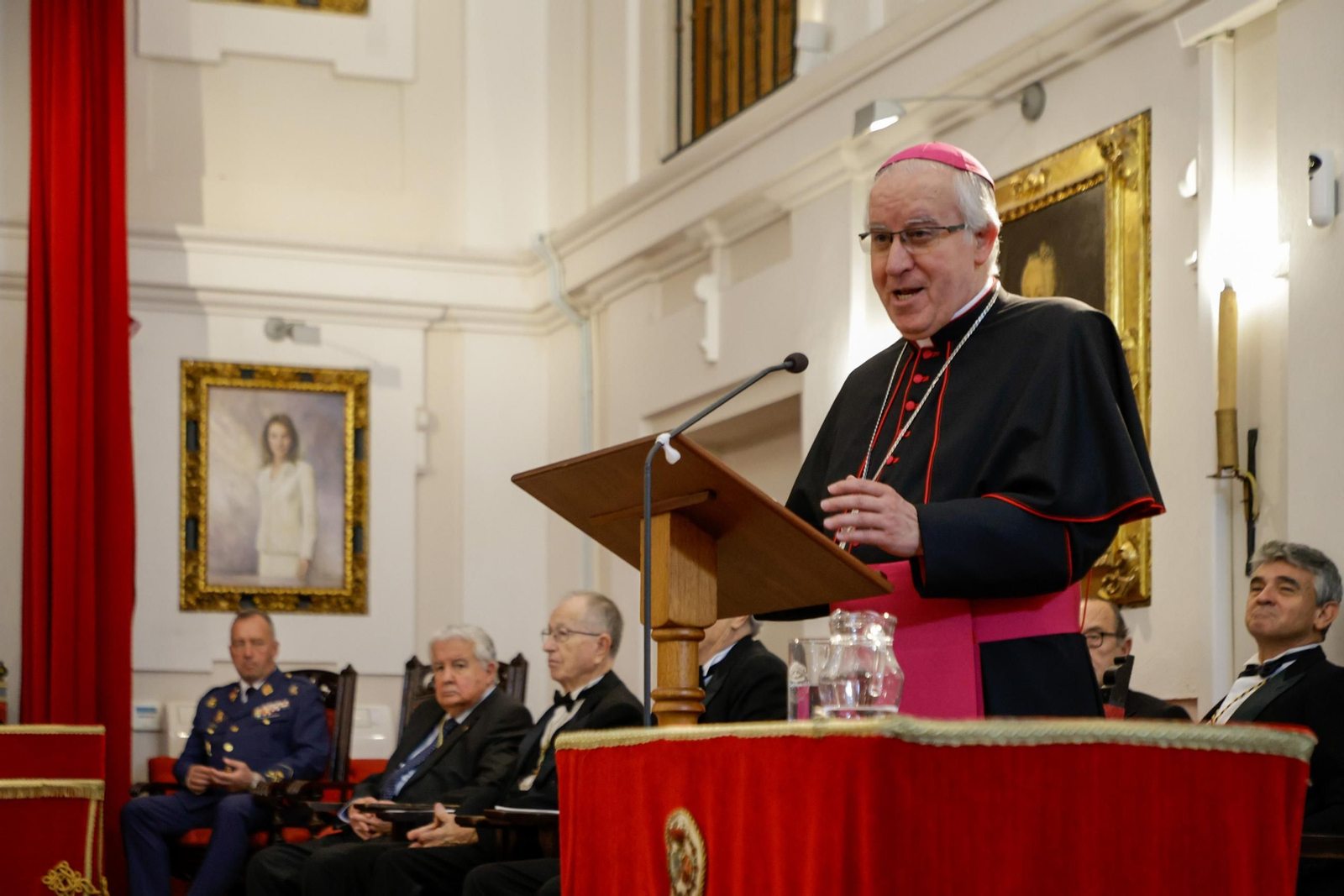 Las imágenes del ingreso como académico de Erudición en la academia de Medicina del arzobispo José Ángel Saiz Meneses