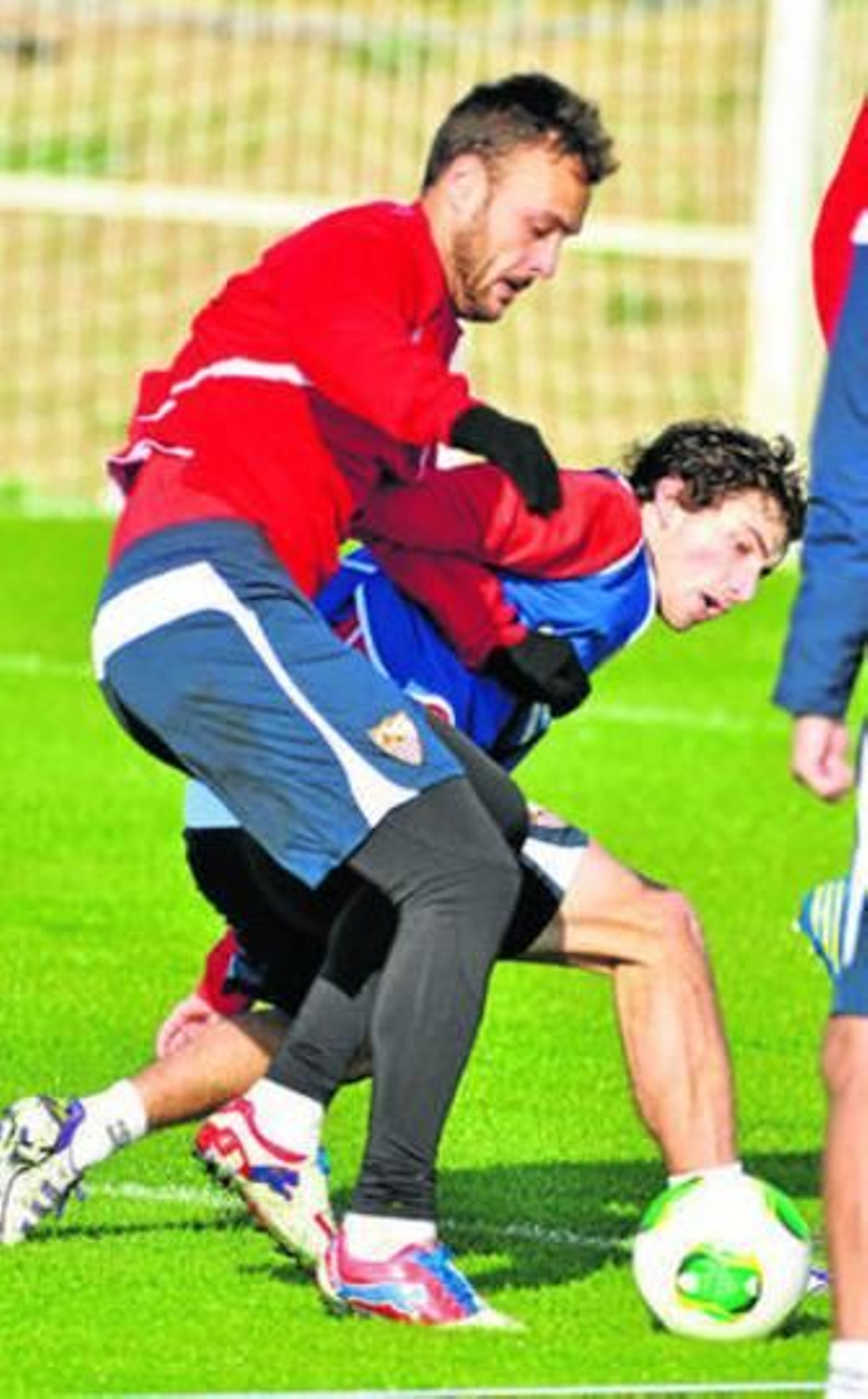 Cala, que llegó en enero pasado por la venta de Cáceres, lucha con el recién llegado Stevanovic.