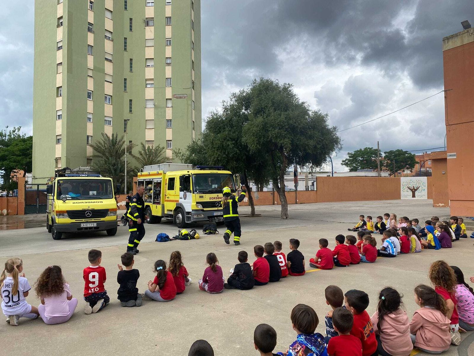 La actividad realizada por los bomberos en el colegio Isabel la Católica.