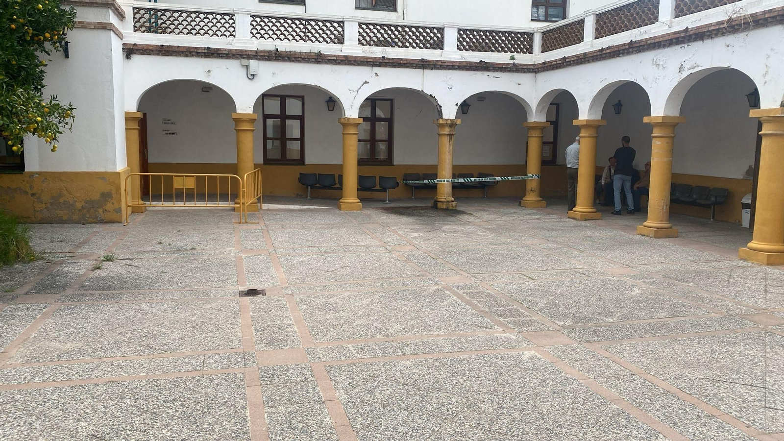 El patio interior de Marzales, parcialmente cerrado por peligro de desprendimientos.