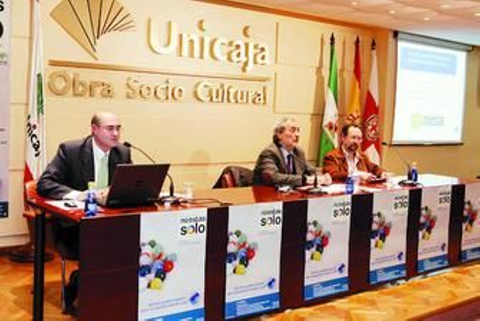 El acto de presentación de 'No estás solo' tuvo lugar ayer en el Aula de Unicaja.
