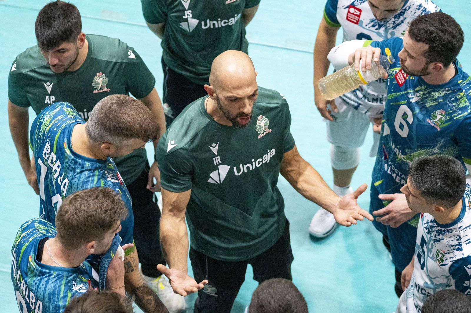 Las imágenes del partido entre Unicaja Costa de Almería y Pamesa Teruel de Superliga de voleibol