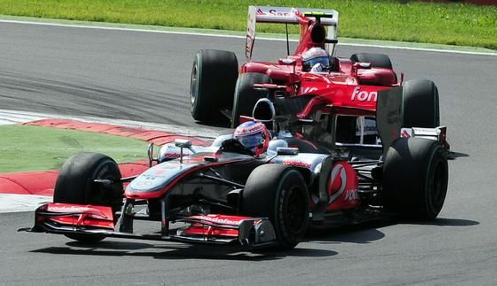 Fernando Alonso refuerza su candidatura al Mundial tras ganar en Monza. / AFP