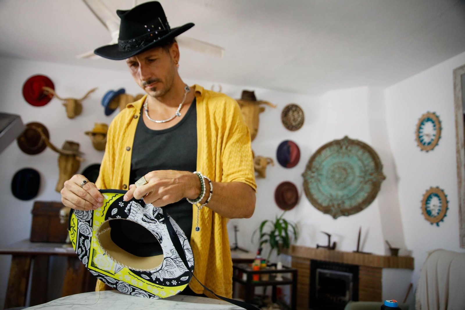 Imágenes del proceso creativo en sombreros de Alejandro Mateo