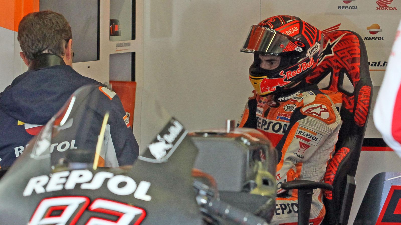 Marc, en el box del Repsol Honda Team hoy en Jerez.