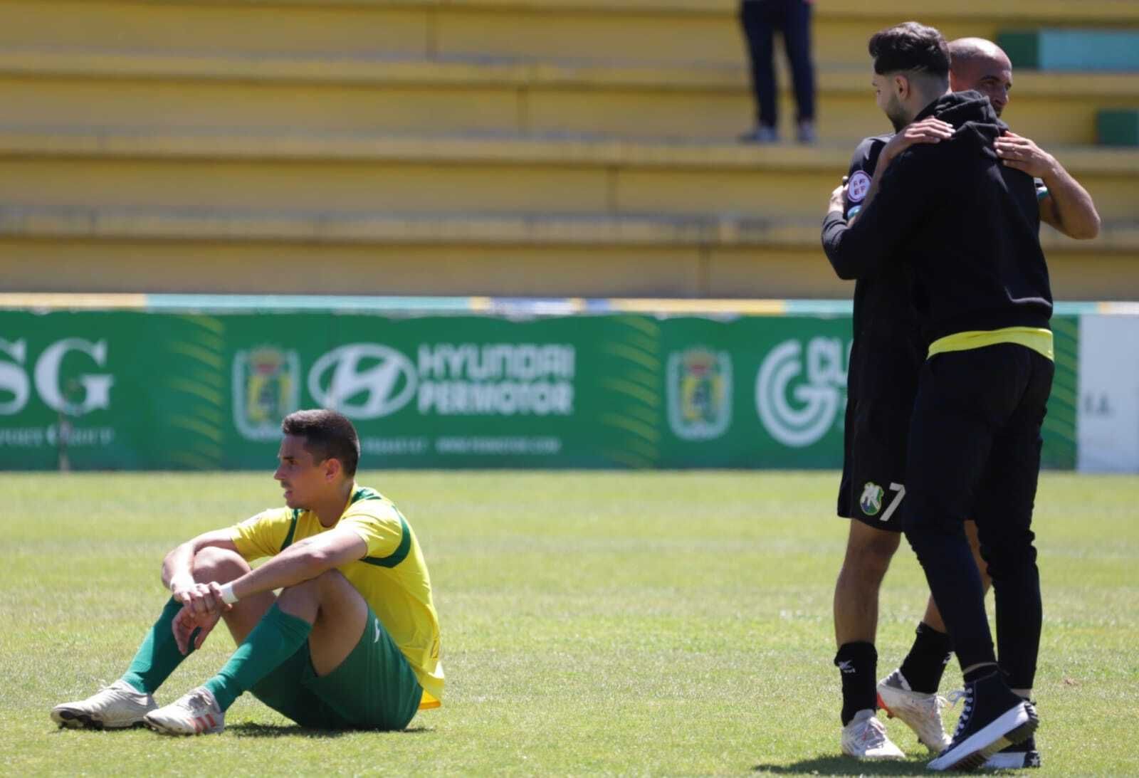 Un jugador de la Unión, sentado en el césped tras el pitido final.