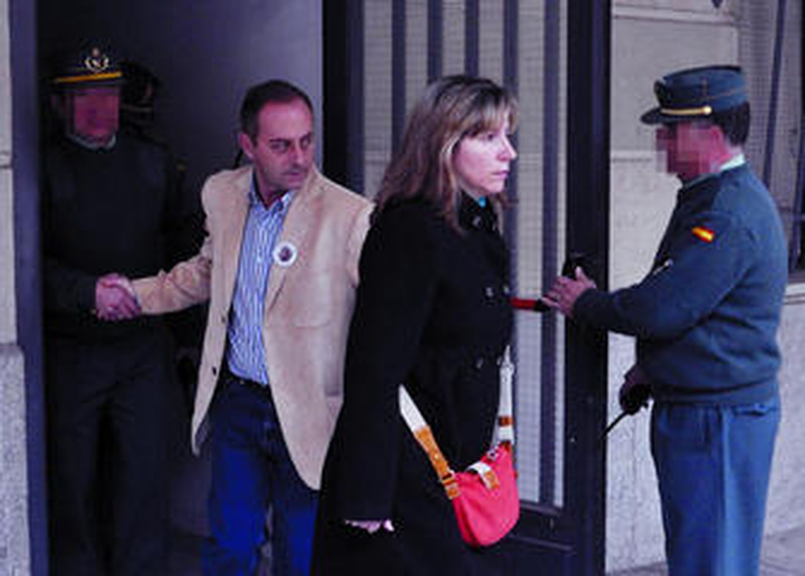 Antonio del Castillo y Eva Casanueva, padres de Marta, salen ayer de los juzgados por la puerta trasera.
