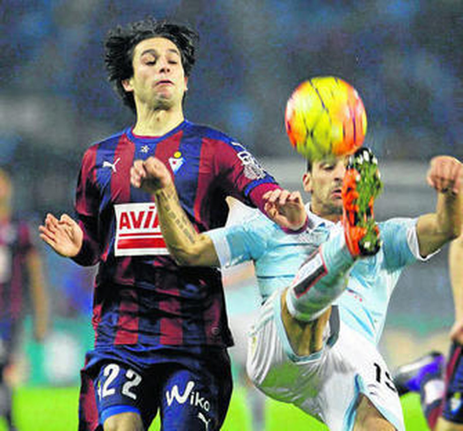 El defensa del Celta de Vigo Jonny pugna por un balón con Jota.