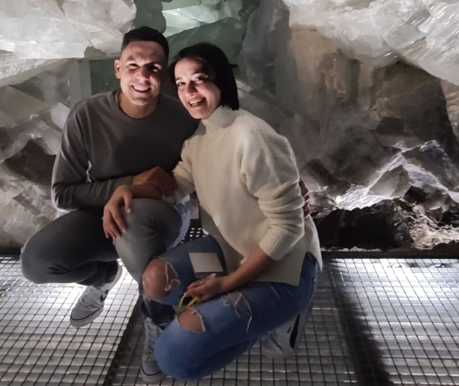 Alfredo y Ángela, tras la petición de matrimonio en la Geoda Gigante de Pulpí.