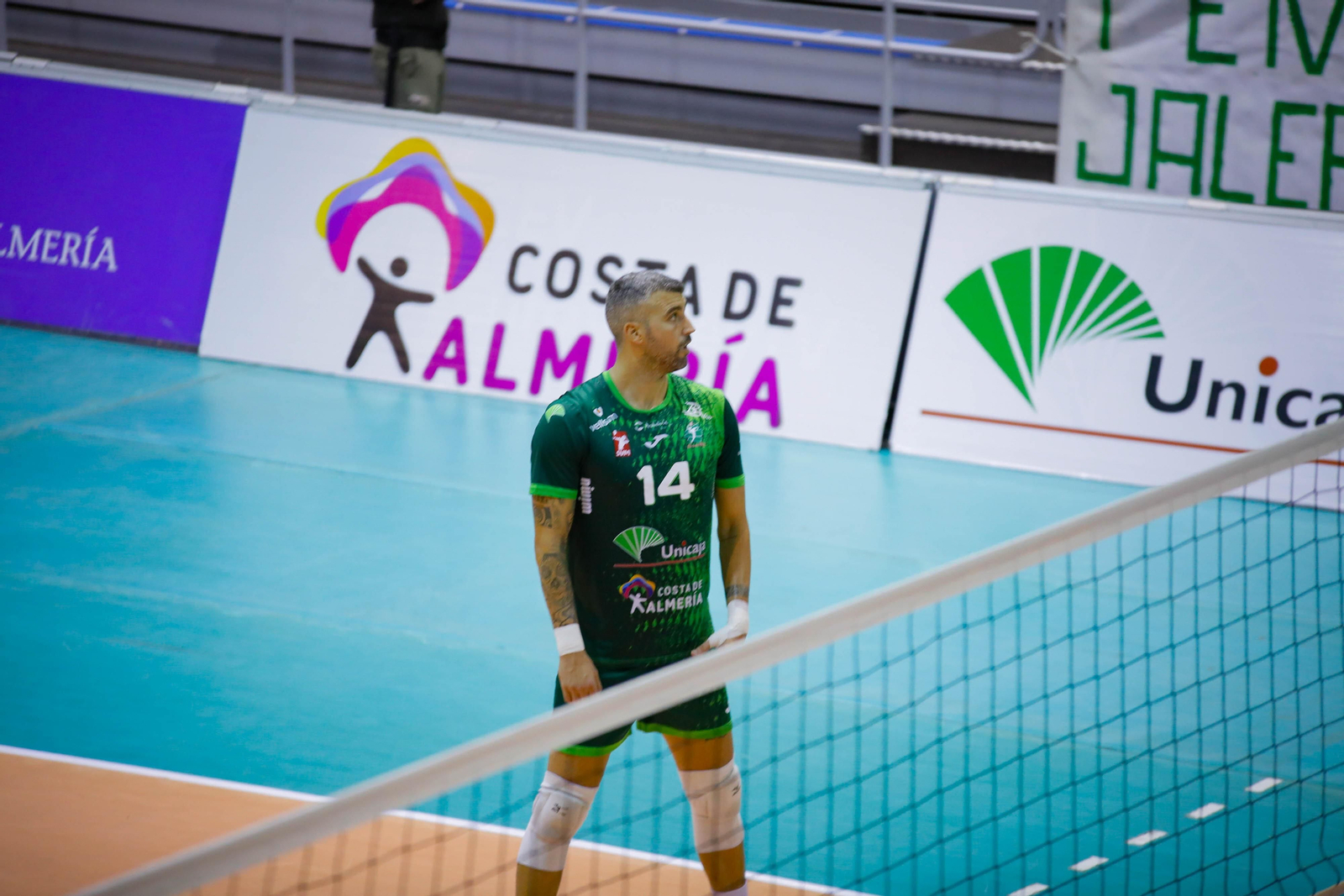 Borja Ruiz mira al juez de silla durante el partido del debut en Superliga de esta temporada.