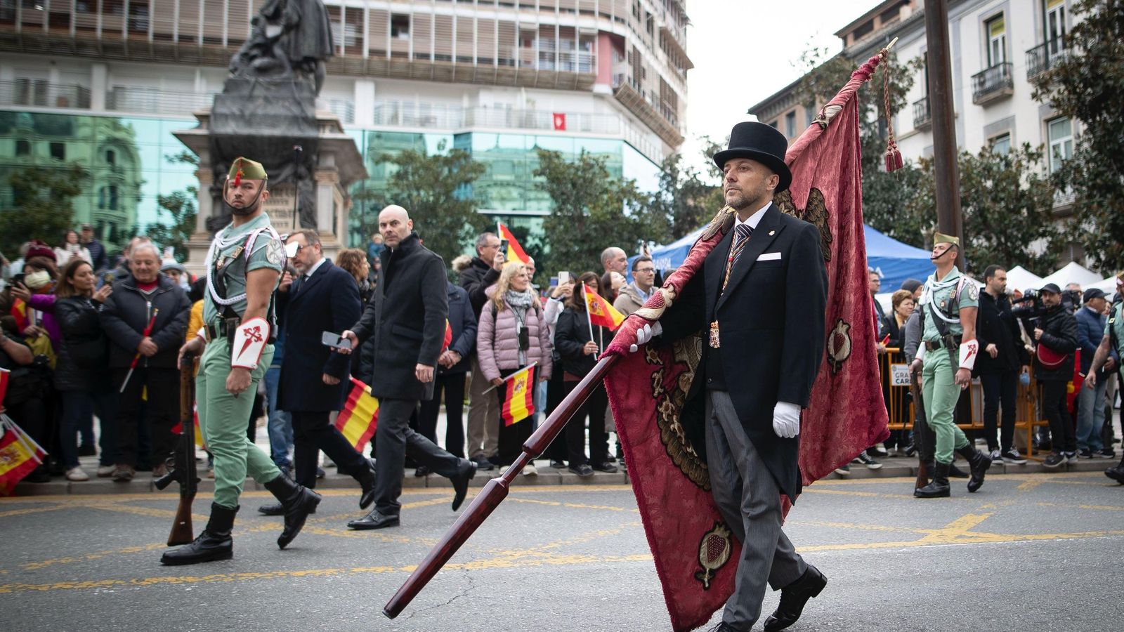 El pendón real pasando frente al monumento de Isabel La Católica