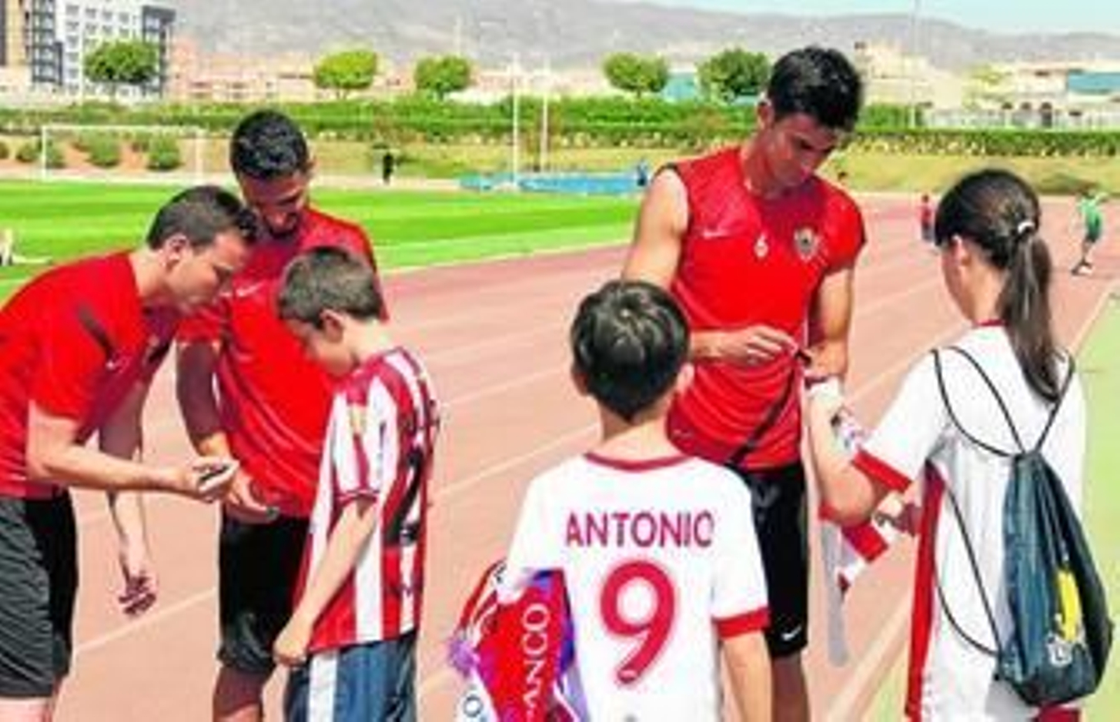 Mané, Barbosa y Tébar firman autógrafos a pequeños aficionados como los que hoy poblarán las gradas del Mediterráneo gracias a la rebaja implantada por el club.