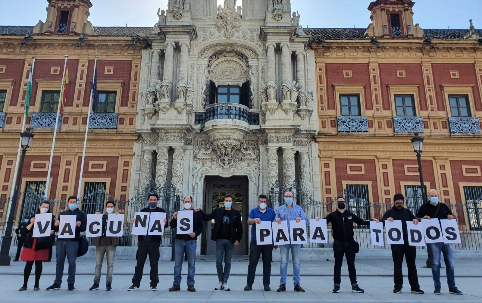 Concentración de los delegados de CCOO y de CGT ante el Palacio de San Telmo.