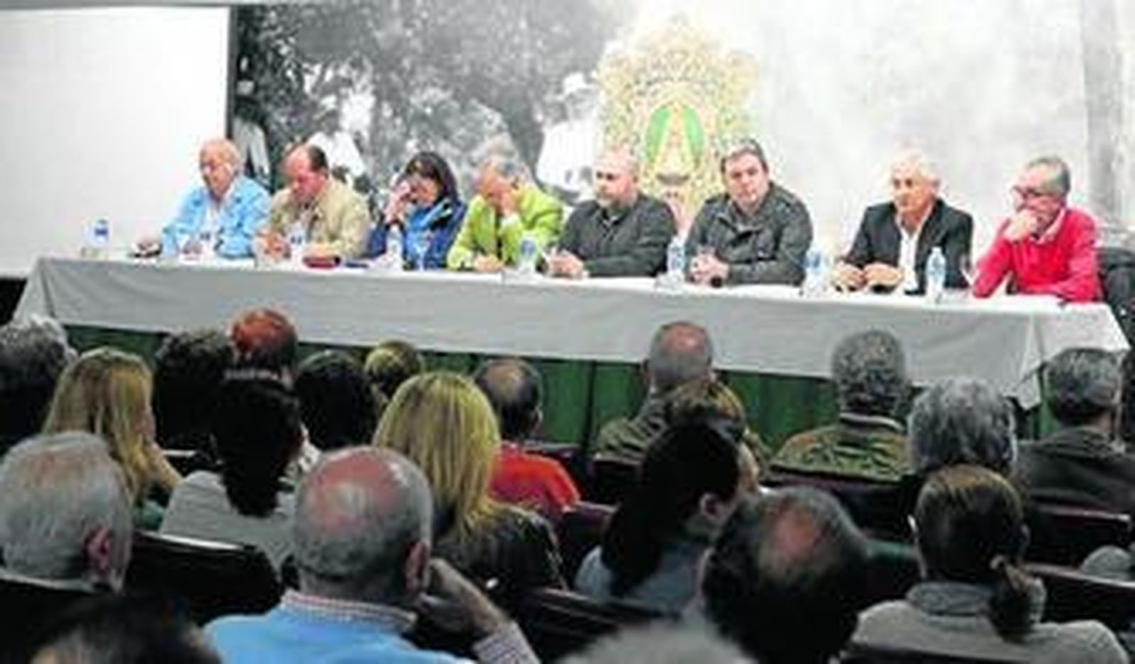 La asamblea se celebró ayer en la casa de la hermandad de los rocieros de Huelva.