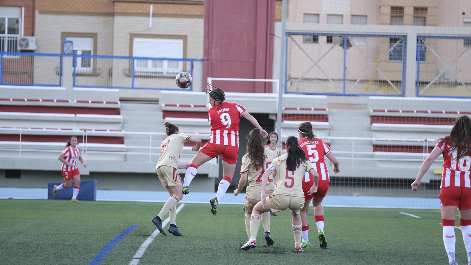 La rojiblanca Fátima realiza un remate de cabeza en un partido de esta temporada.