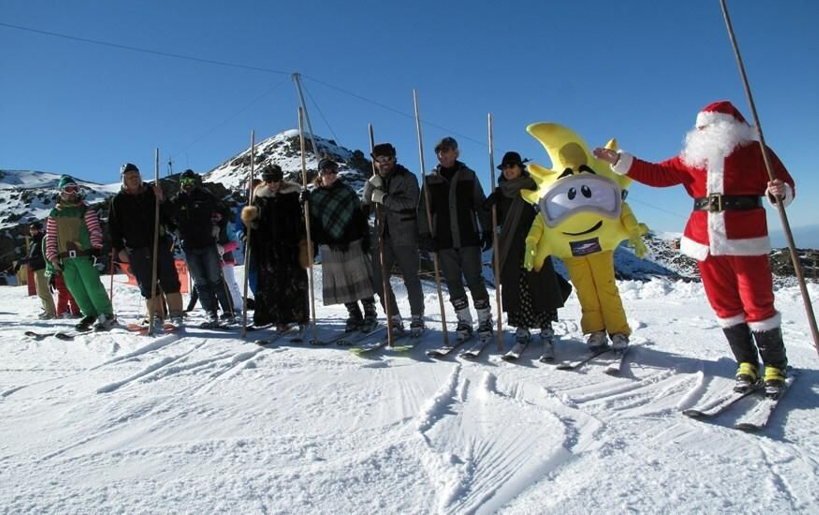 Esquiadores de época y Suly fueron el séquito de Papá Noel