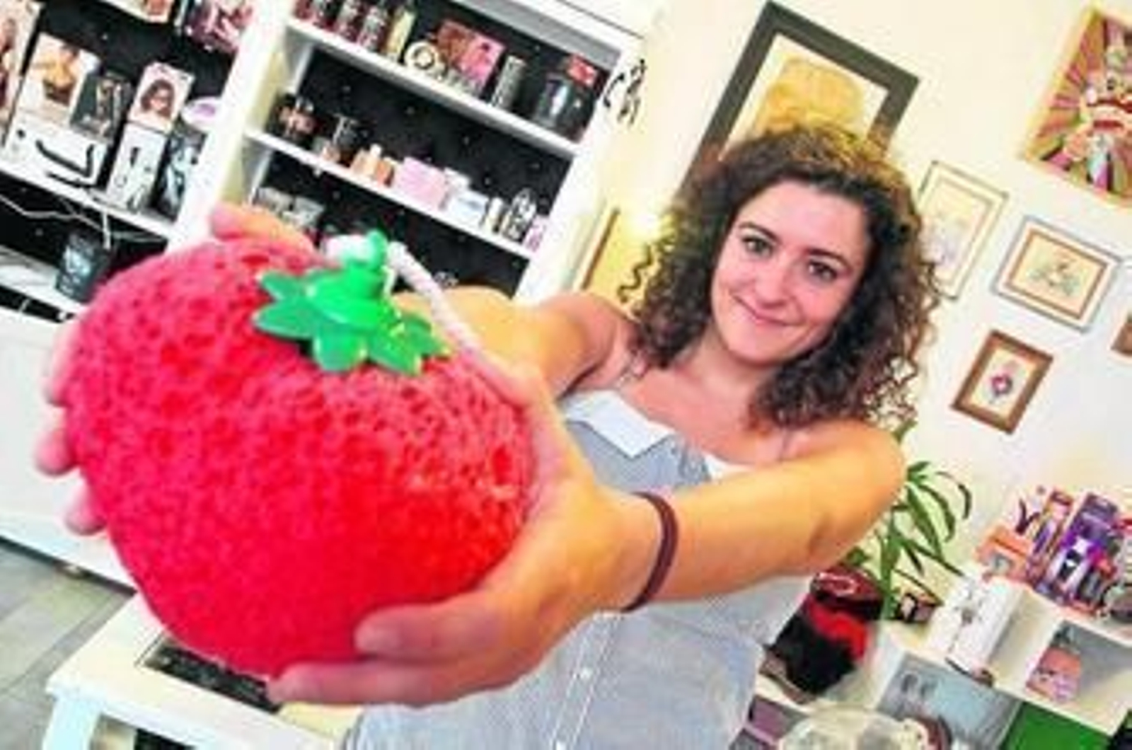 La actriz sevillana Pilar Campano está al frente de esta juguetería erótica, en la calle Jesús del Gran Poder.