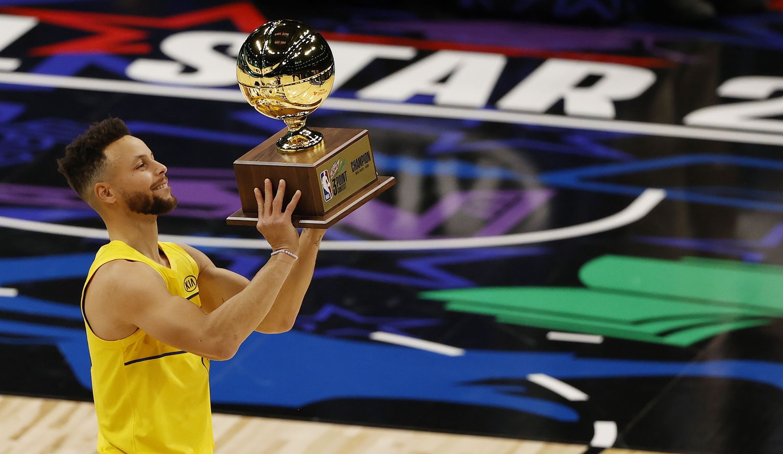 Stephen Curry levanta el trofeo de ganador