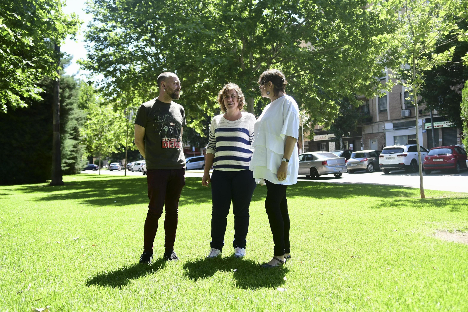 Ernesto Alba, Alba Doblas y Elena Cortés ayer, al lado de la sede del partido en la avenida de Libia.