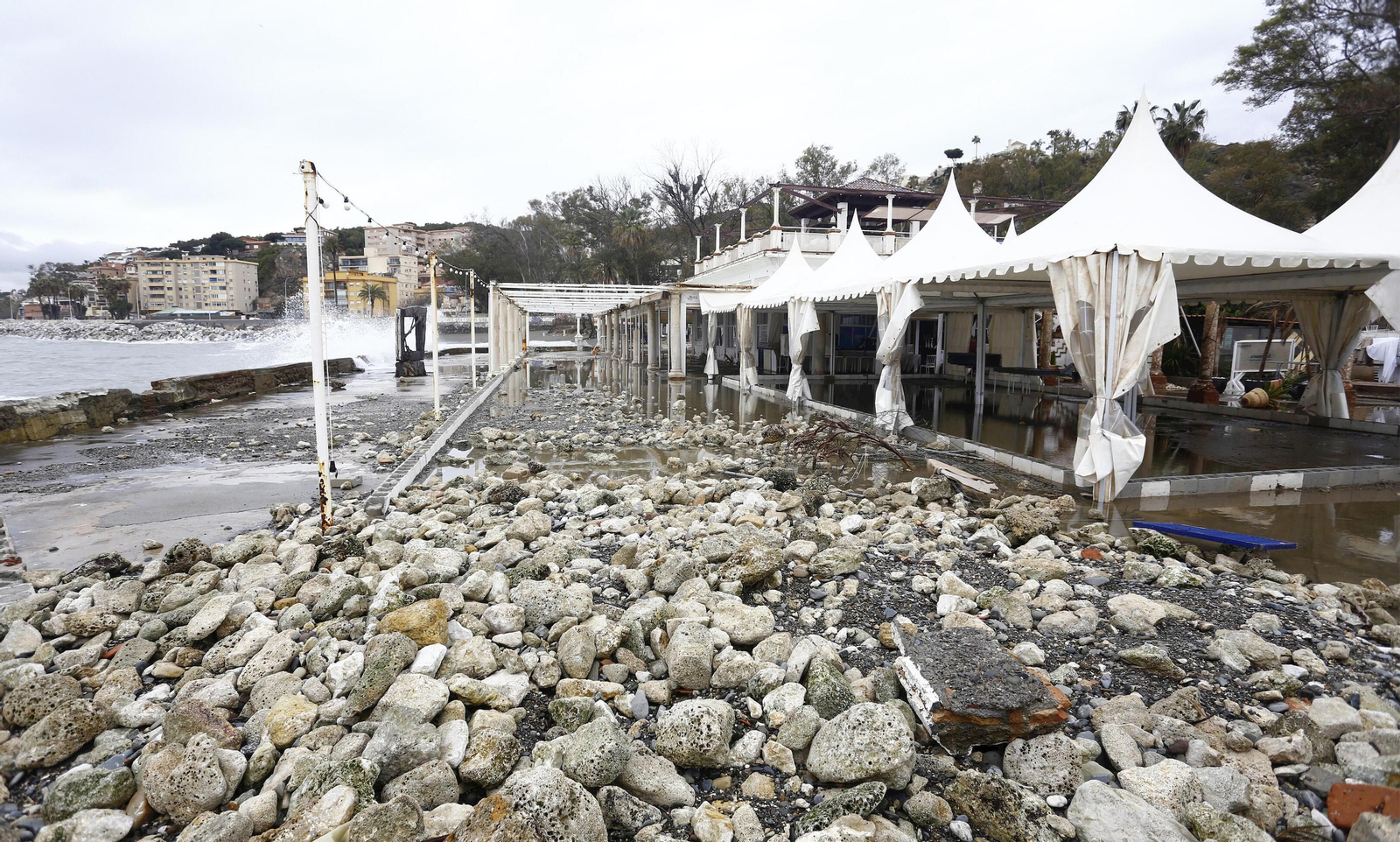 Las fotos de los efectos del temporal en las playas y paseos marítimos de Málaga