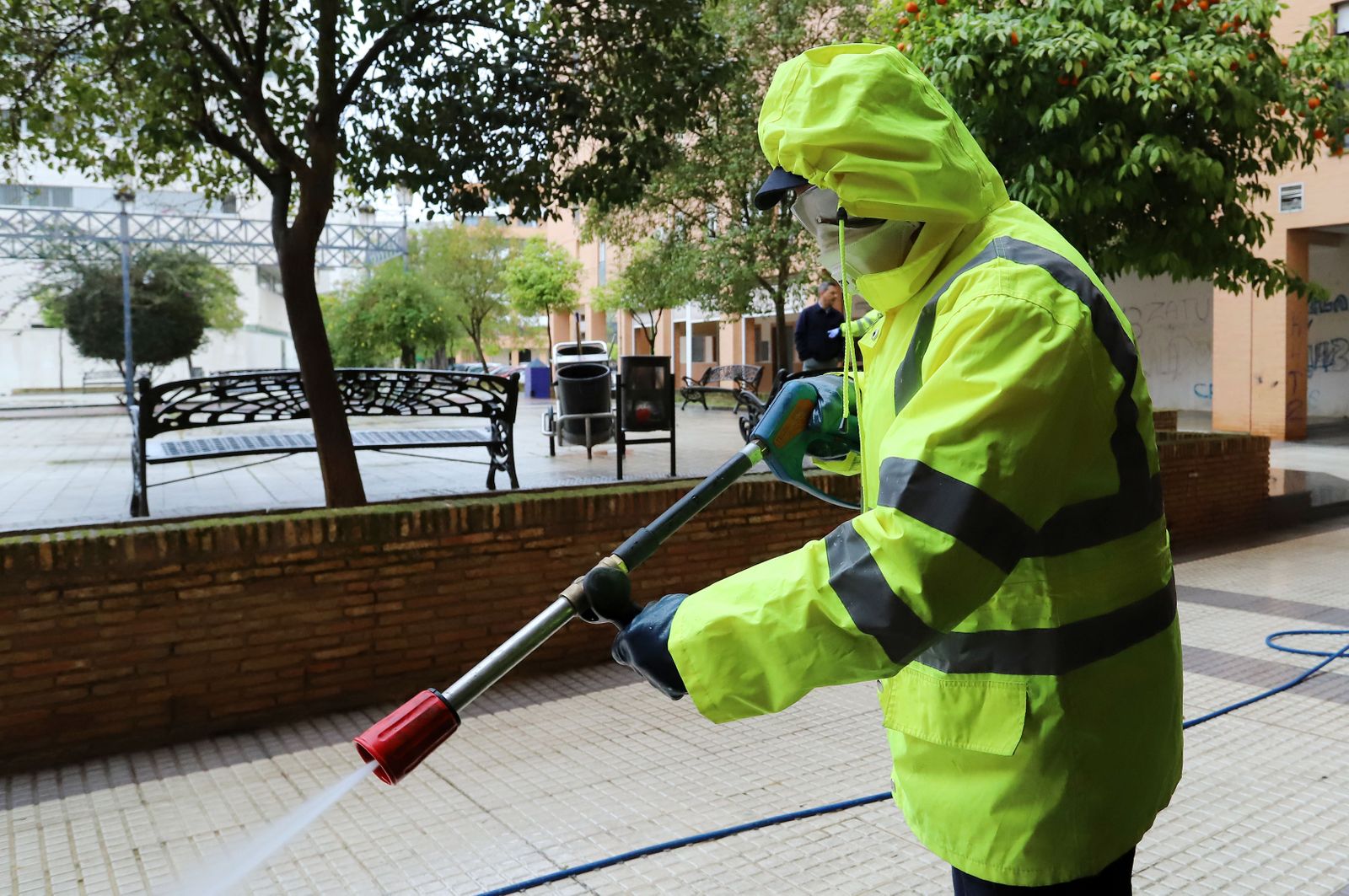 Imágenes del servicio especial de limpieza del Ayuntamiento de Huelva
