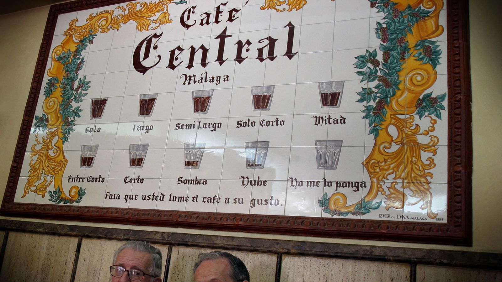Popular azulejo con las medidas del café en el Café Central de Málaga. Popular azulejo con las medidas del café en el Café Central de Málaga.