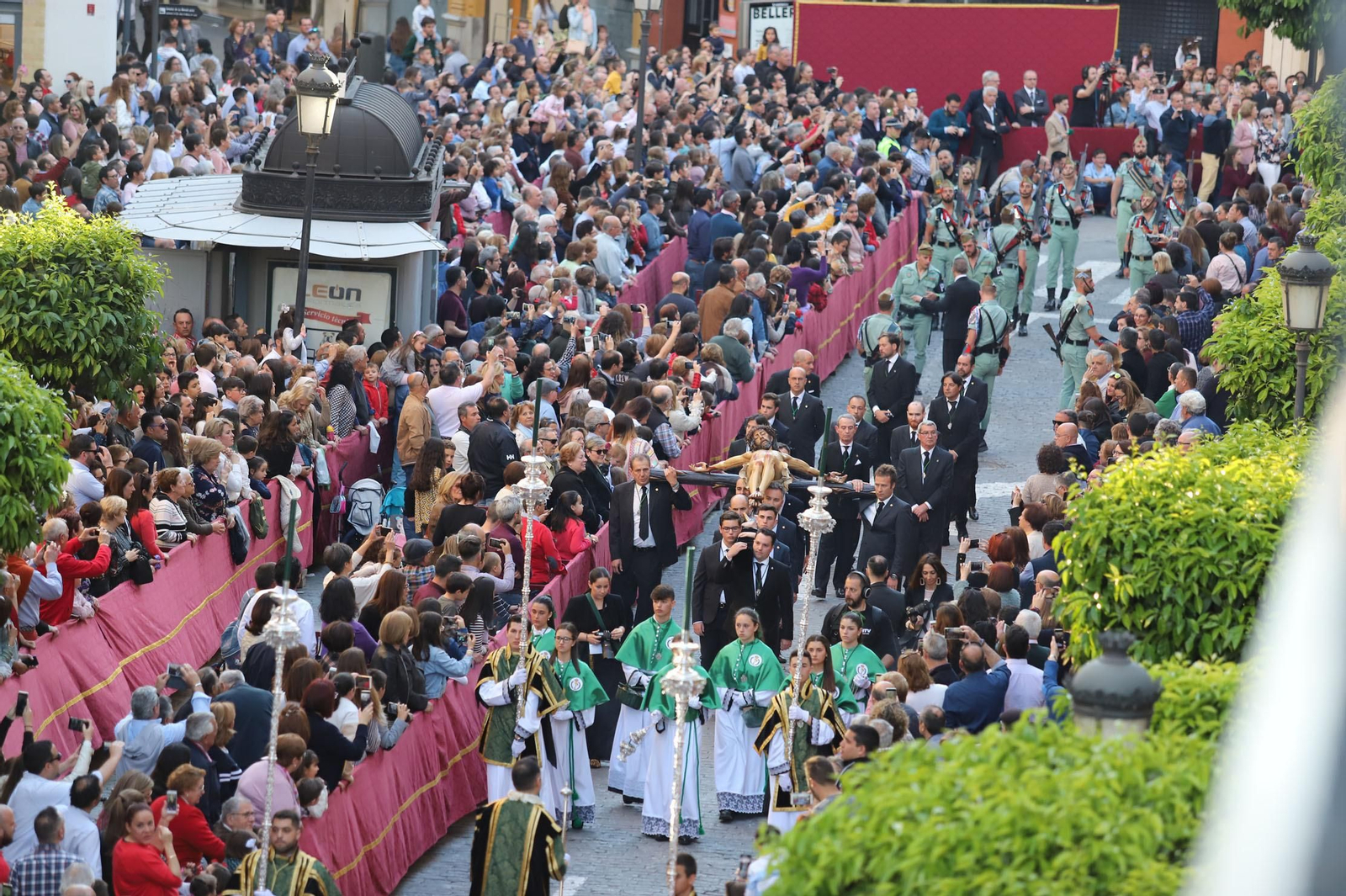Procesión del Cristo de la Vera Cruz, escoltado por la Legión en las calles de Huelva