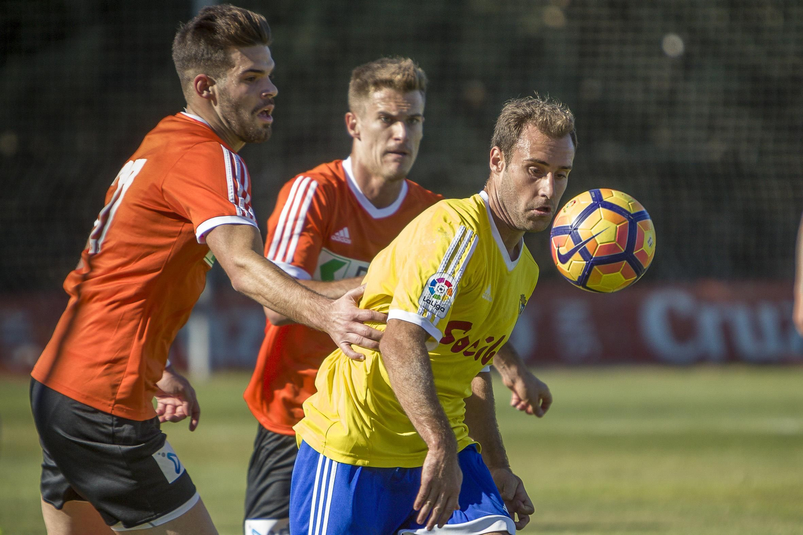 Santamaría observa la caída del balón en el amistoso contra el Lausana.