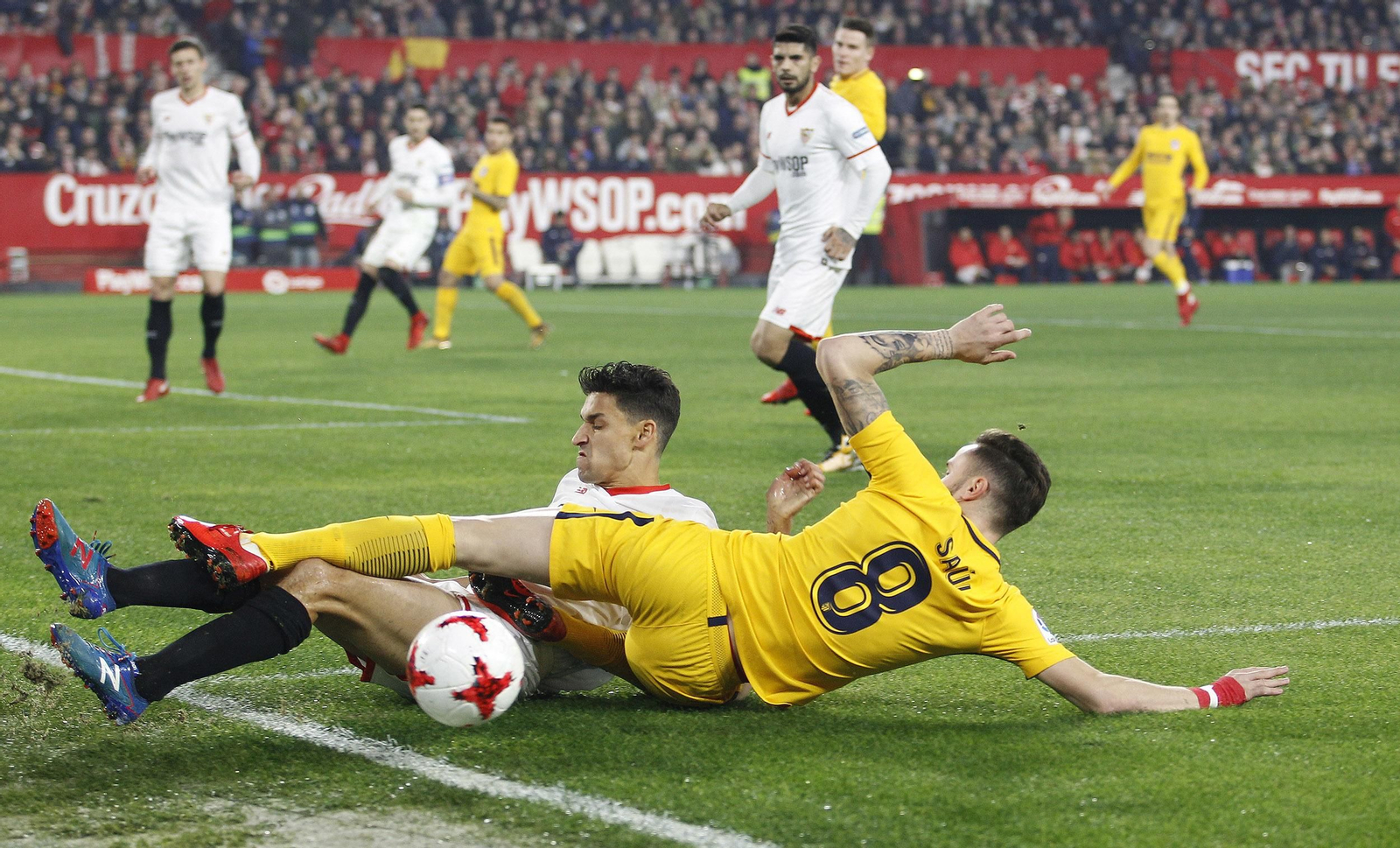 Jesús navas, en el suelo, junto al atlético Saúl en la pelea por el balón