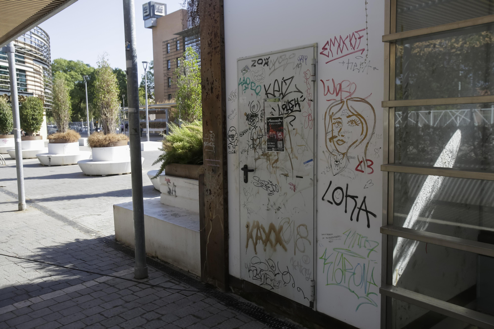 Abandono y mal estado de la plaza entre Mercadona y Plaza de Armas