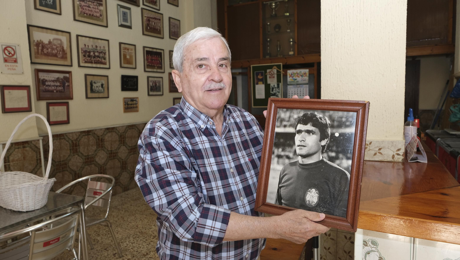 La Peña Deportiva Antonio Biosca, un museo del fútbol almeriense, por dentro