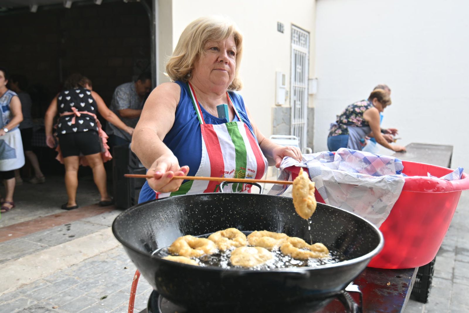 La buñuelada de las fiestas del barrio de San Vicente de Almería, en imágenes