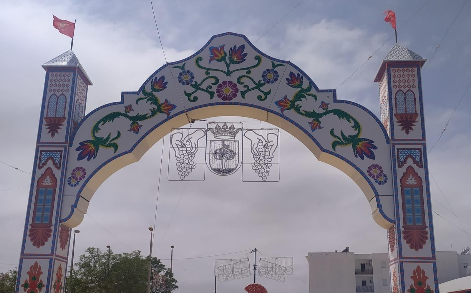 La portada del recinto festivo de la Feria y Fiestas Patronales de Trebujena.