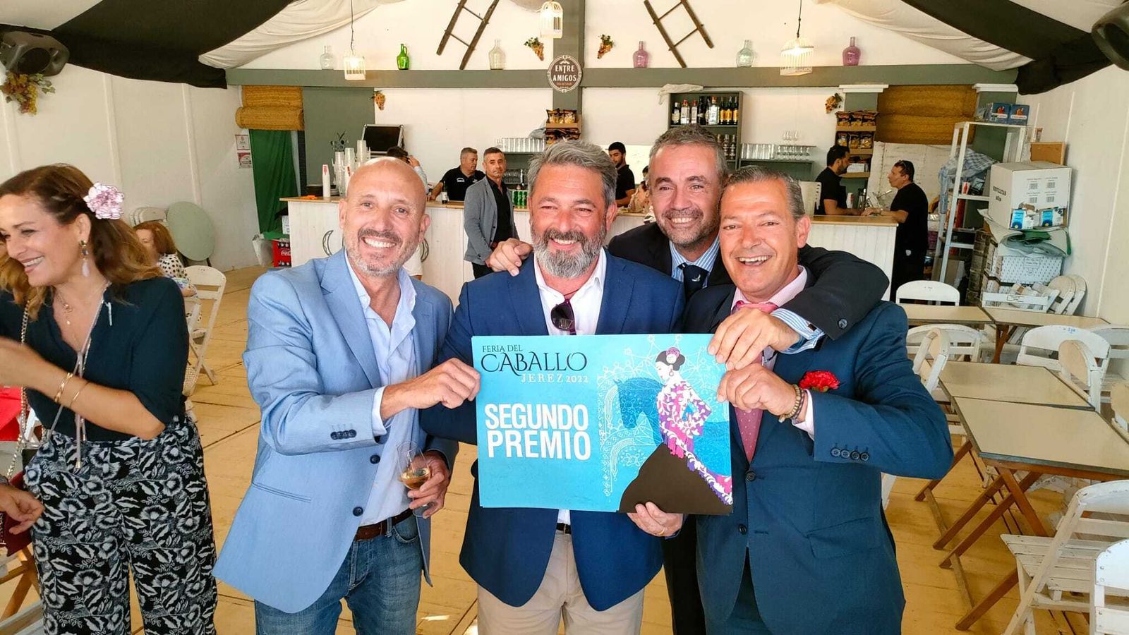 El delegado de Fiestas, junto a los miembros de la caseta ‘Entre Amigos’, segundo premio.