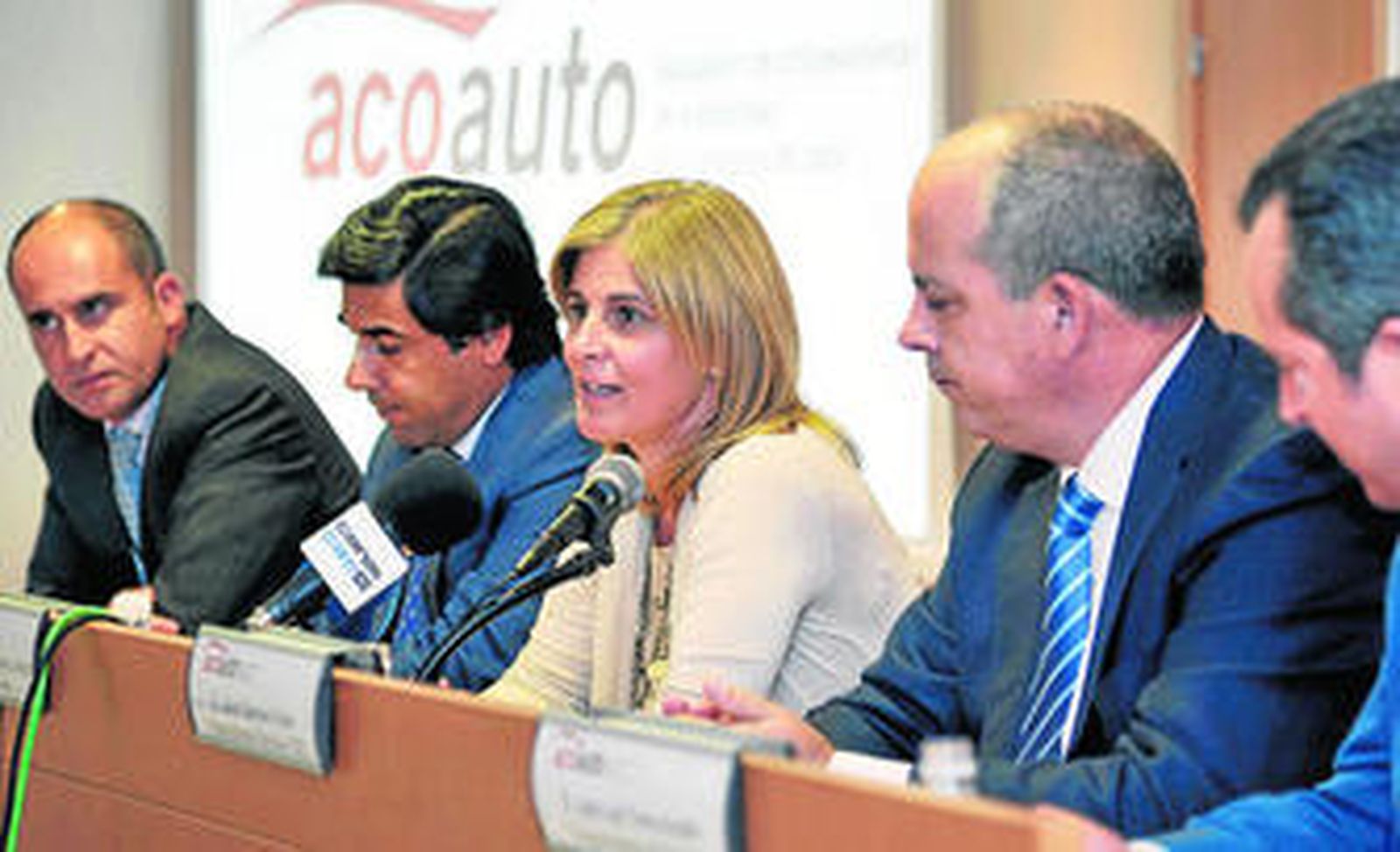 La alcaldesa María José García-Pelayo se dirige ayer a los socios de Acoauto.