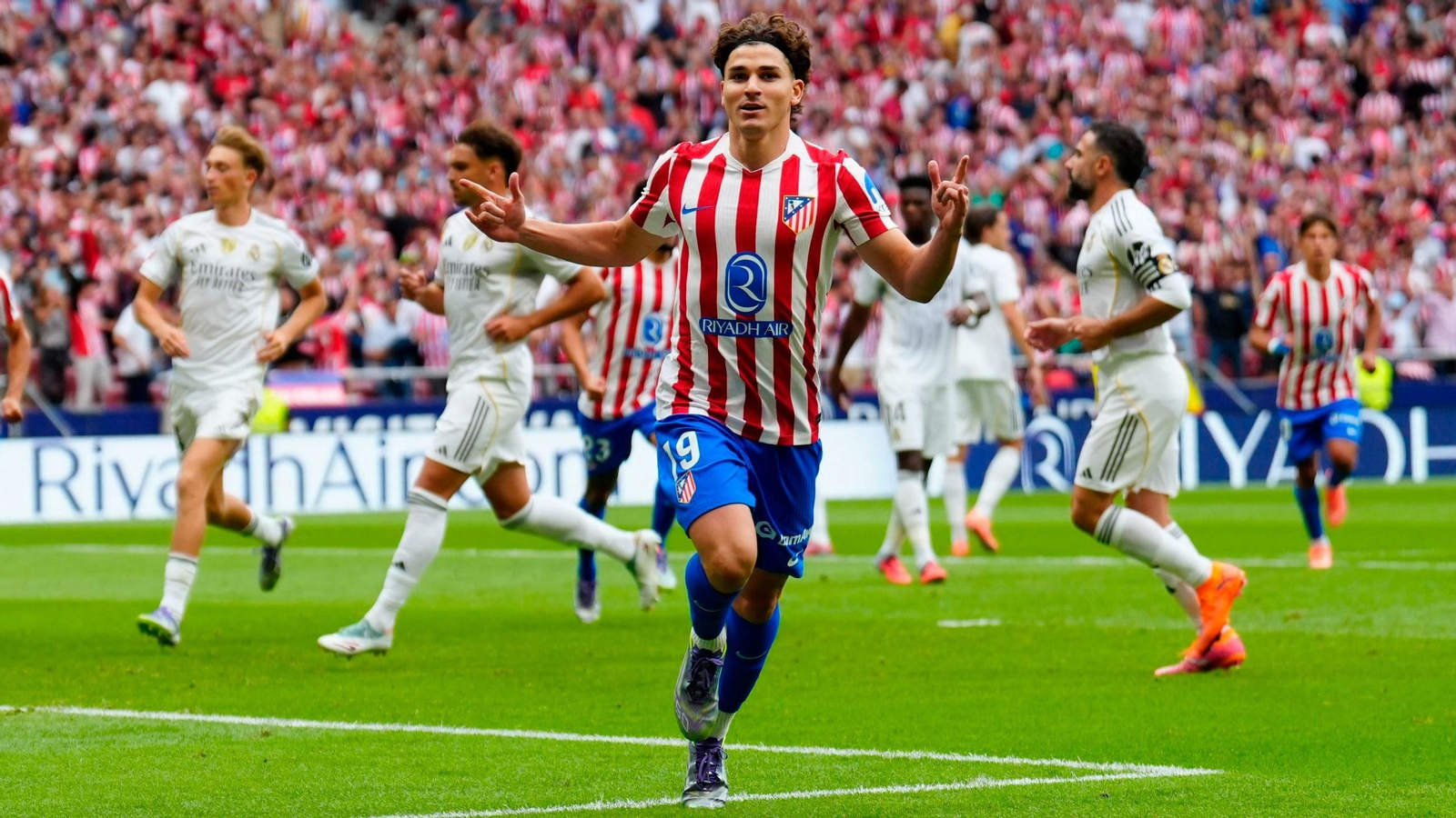 Julián Álvarez celebra el gol que supuso el 3-2 en el partido.