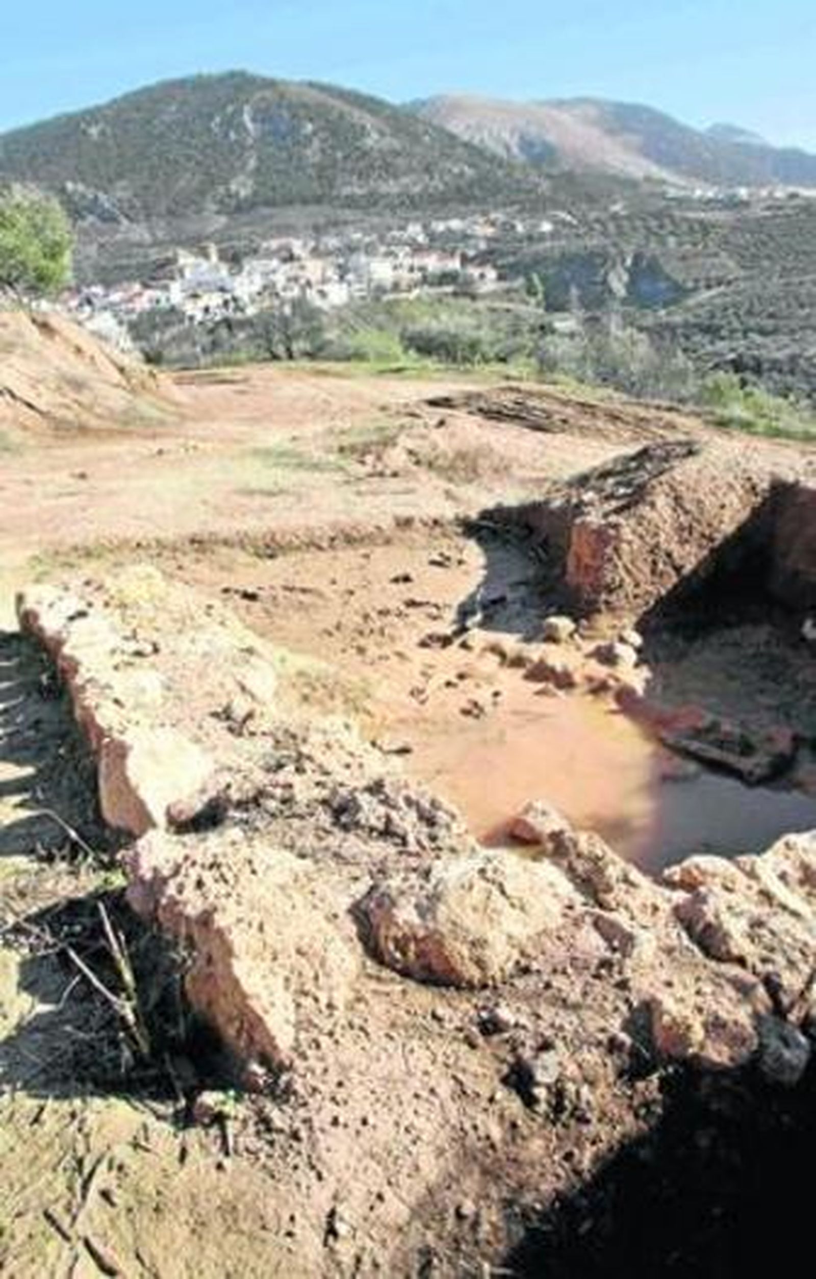 El yacimiento lleva meses al descubierto.
