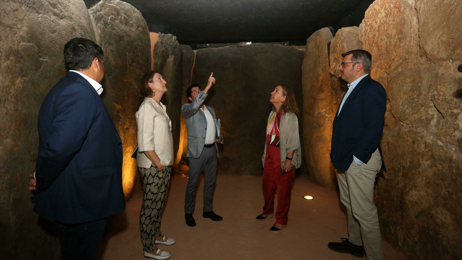 Los representantes institucionales visitan el Dolmen de Soto.
