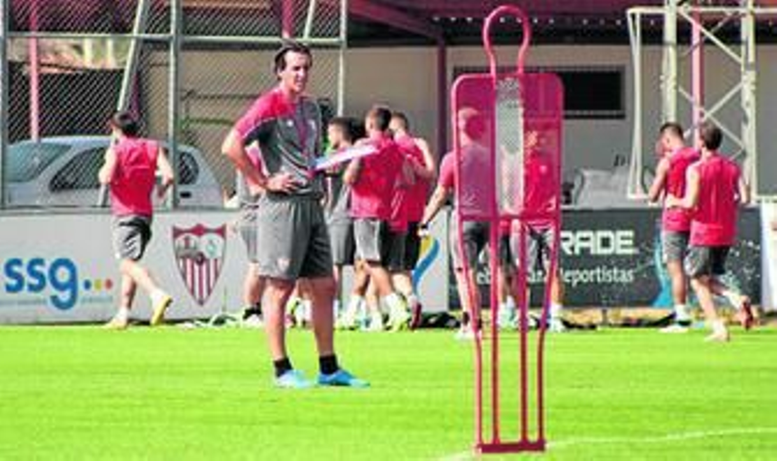 El entrenador del Sevilla, Unai Emery, repasa las anotaciones durante el entrenamiento del equipo.