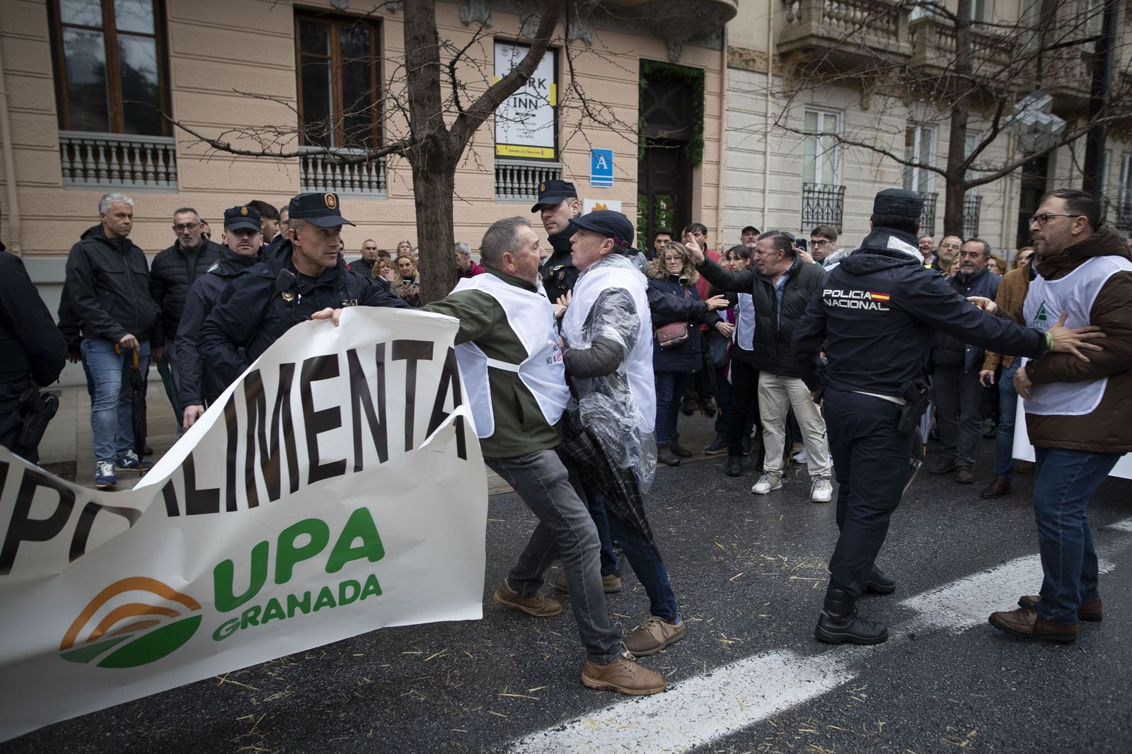 Las mejores imágenes de la tractorada que ha paralizado Granada bajo la lluvia