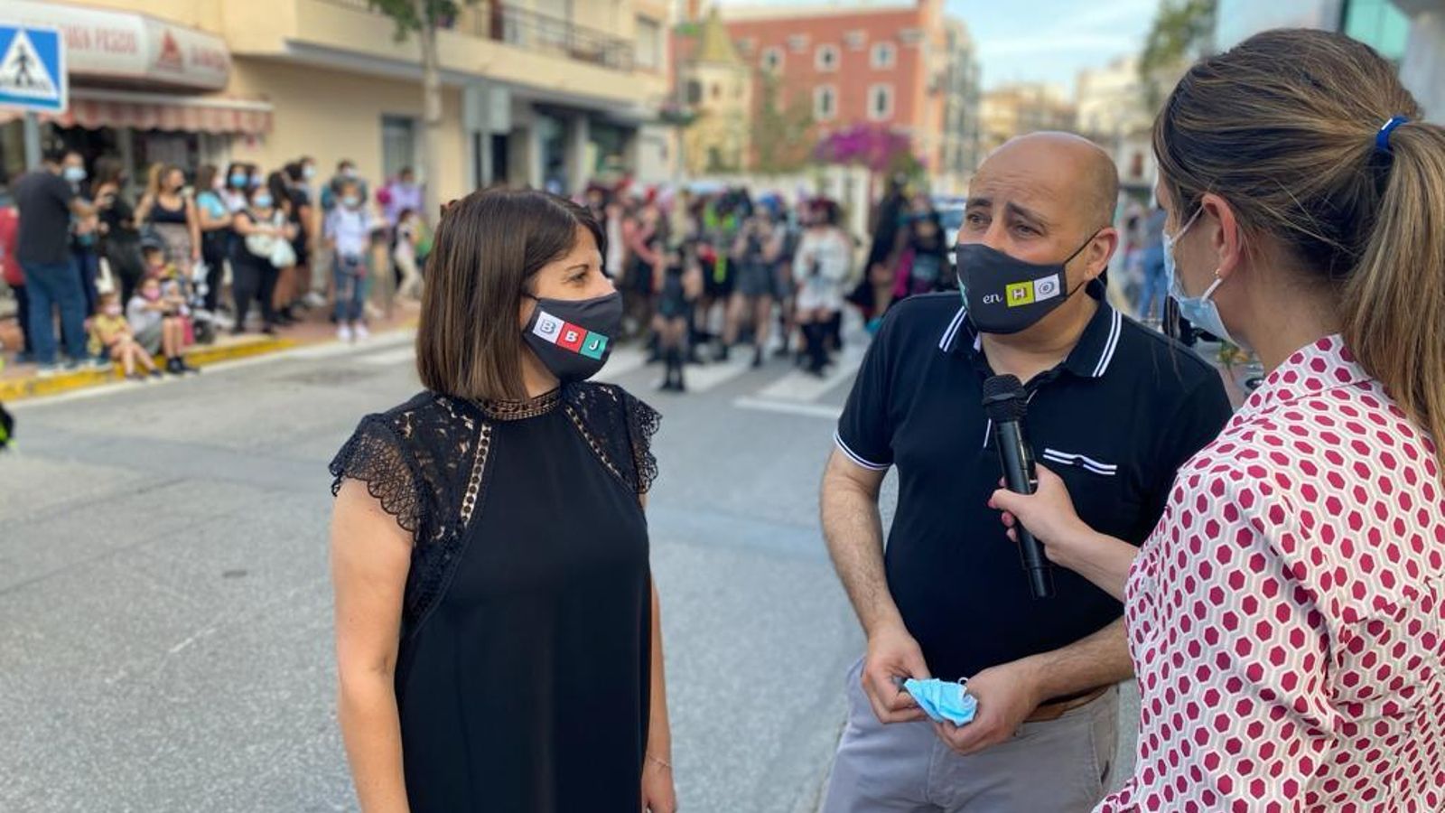 Alcalde y concejal atendiendo a los medios durante la celebración de esta noche tan especial.