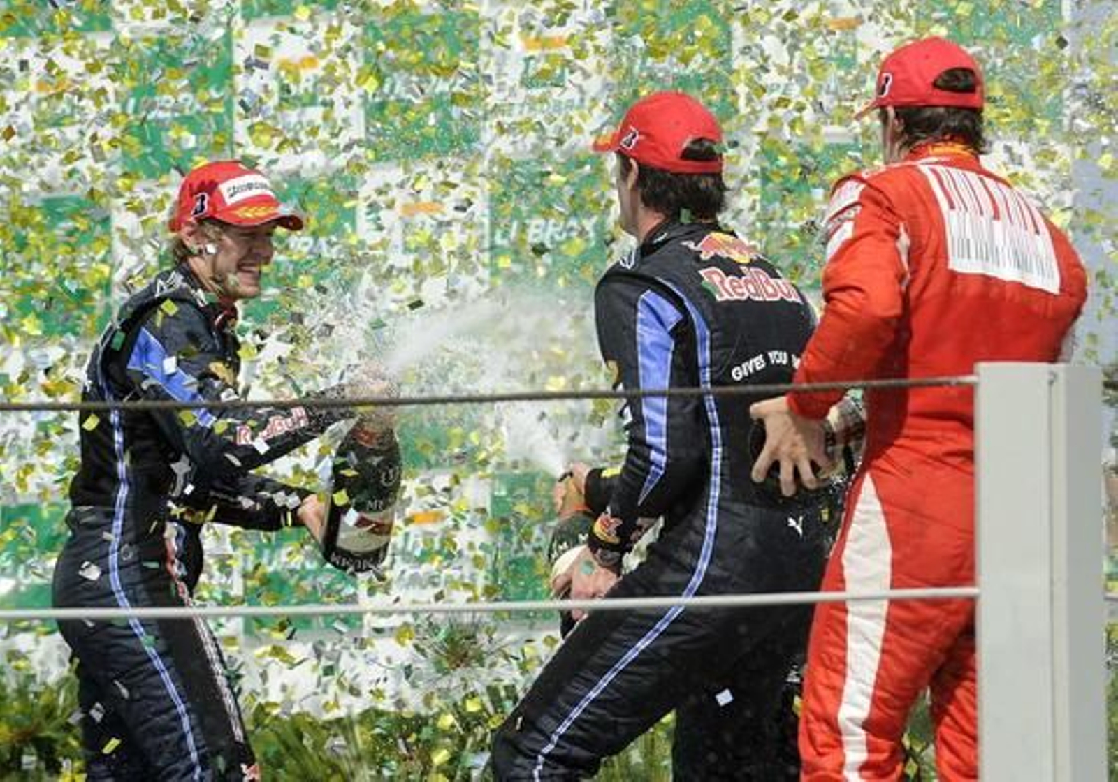 Vettel gana en Interlagos por delante de Webber y Alonso. / AFP