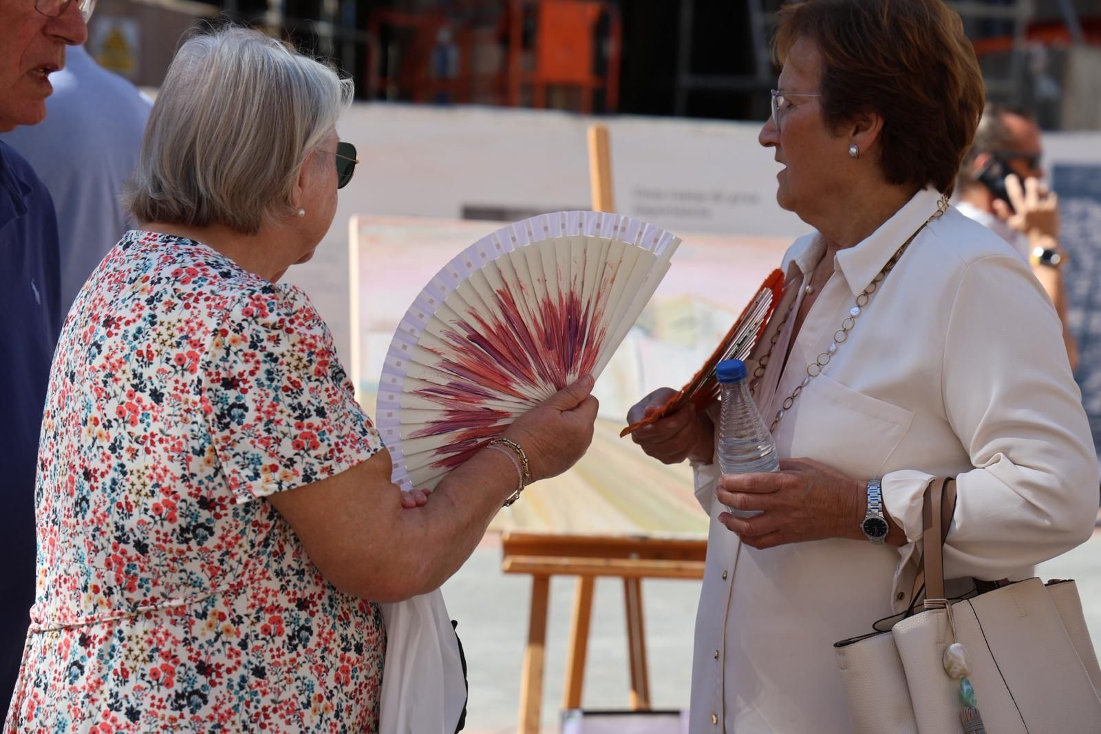 Dos señoras se abanican en Huelva.