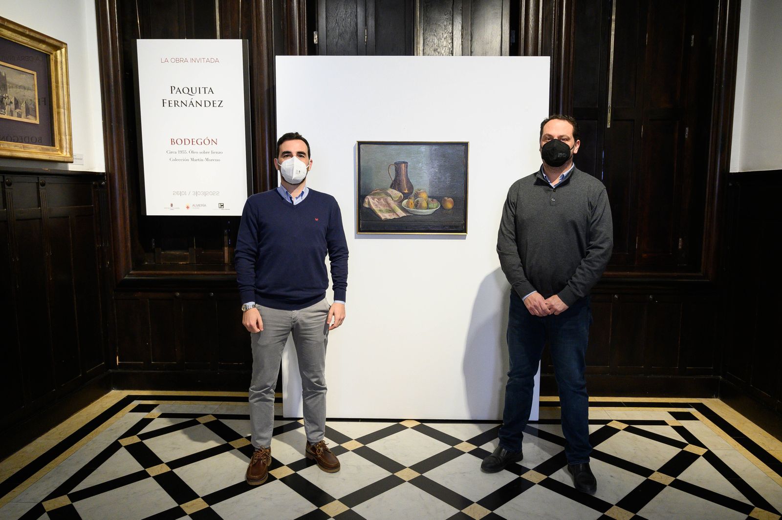Carlos Sánchez y Juan Manuel Martín Robles viendo la obra invitada.