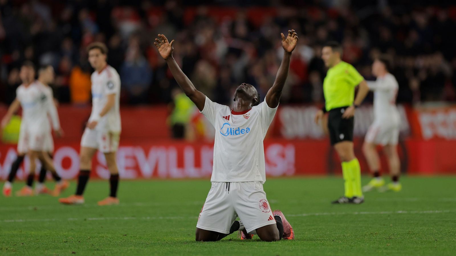 Akor Adams celebrando la victoria del Sevilla ante el Athletic.