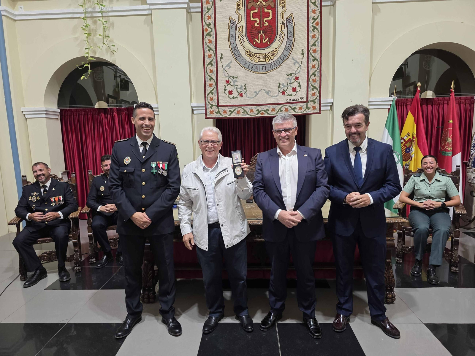 Fotos: La Policía Local de Guadix celebra la festividad de su patrón y reconoce a los agentes jubilados